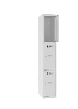 Ein lichtgrauer Fächerschrank mit einem Abteil und drei Fächern mit jeweils einer Tür. Die oberste Tür ist geöffnet. Der Schrank steht vor einem weißen Hintergrund.